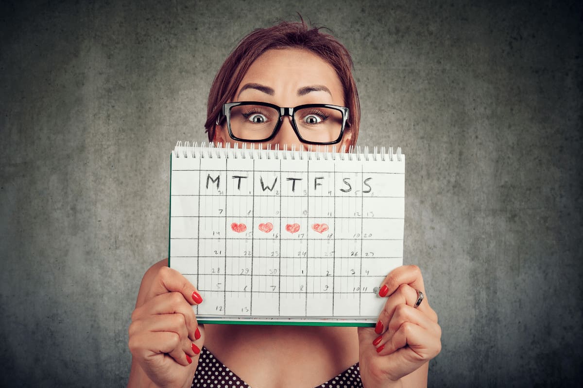 woman-holding-calendar-to-show-progesterone-cycle